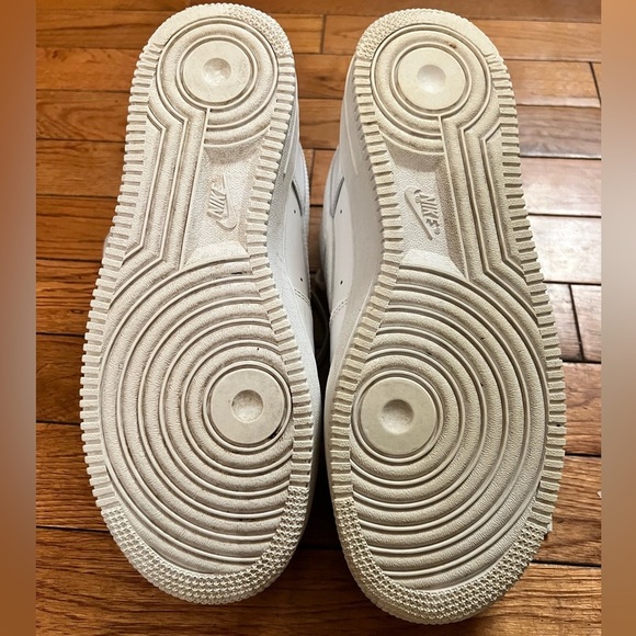 Nike Air Force 1 White Sneakers, Size 8. Excellent pre-owned condition. No box. - Picture 8 of 13